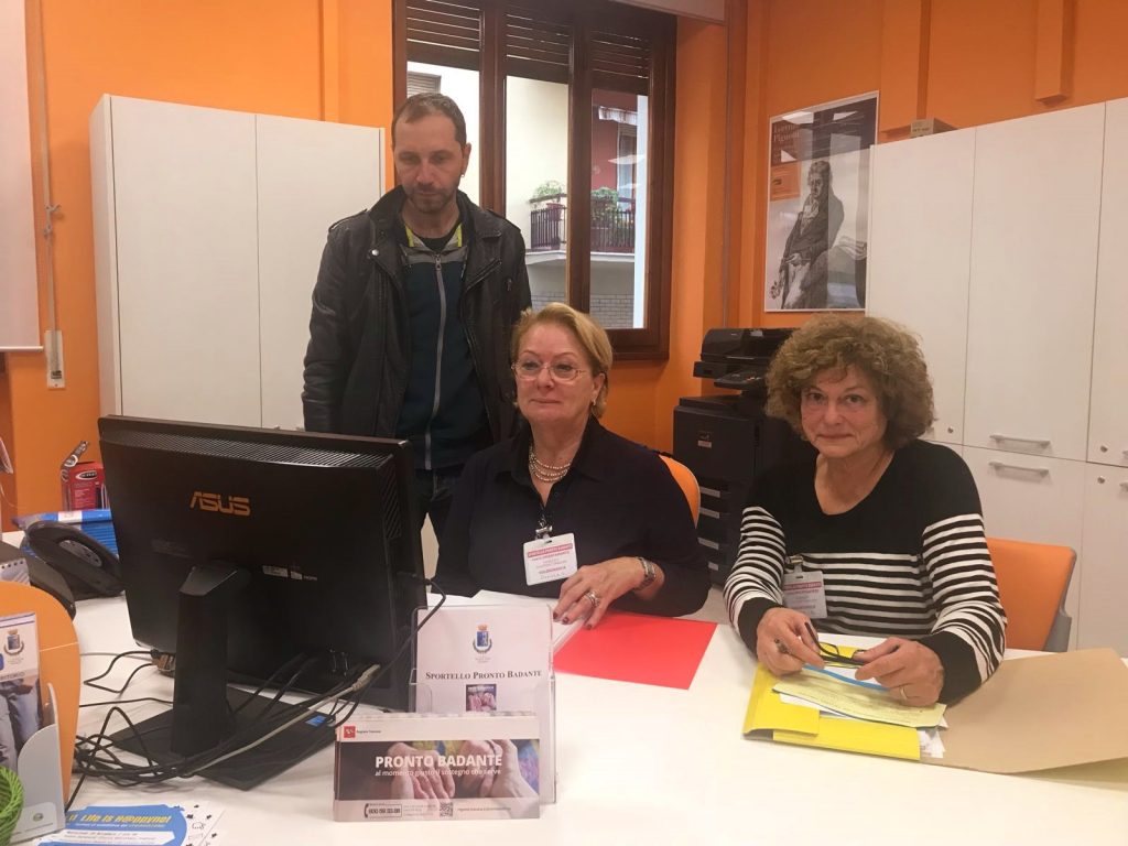 Ufficio sportellobadanti di Figline Incisa Val d'Arno, con Andrea Felatti, di Coop21 e 2 funzionarie del Comune